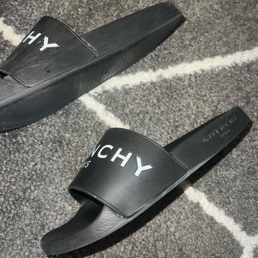 Givenchy Black and White Logo Slides - Picture 9 of 11